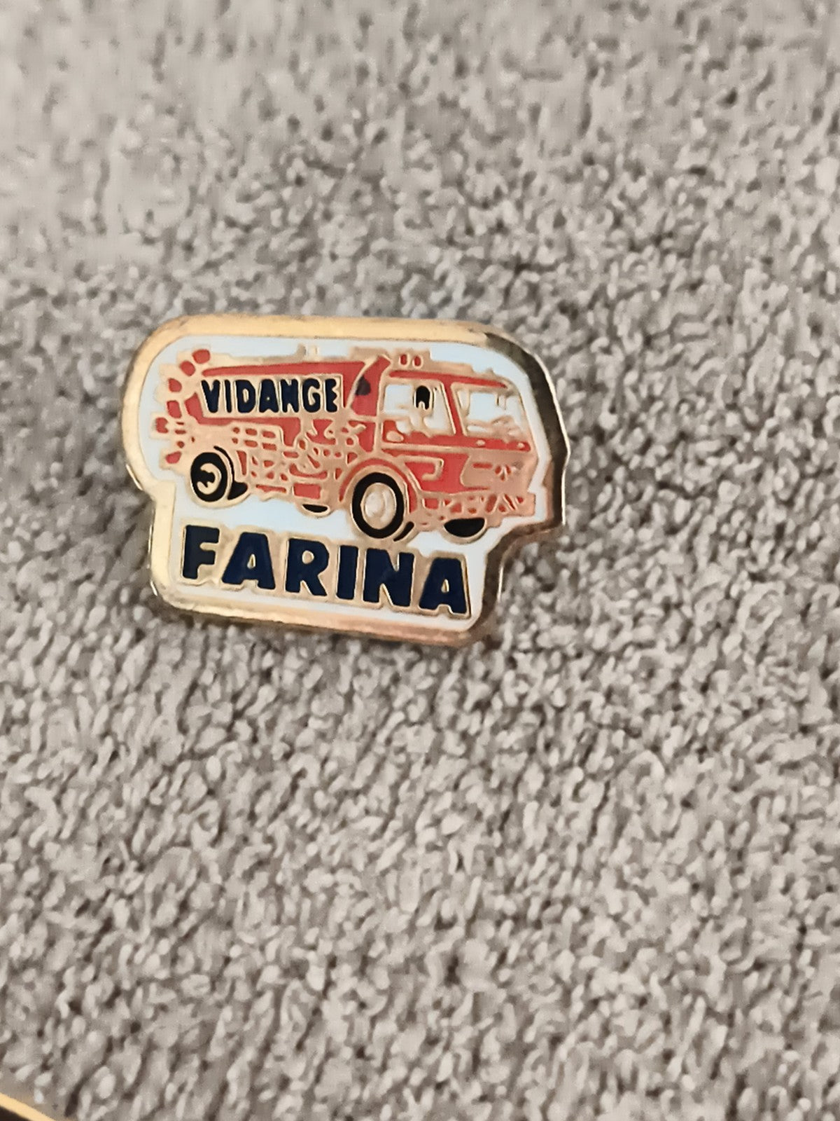 Pin's publicitaire vintage FARINA vidange camion émaillé années 90