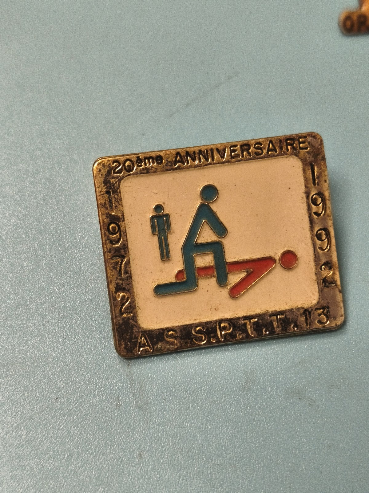 Pin's vintage ASPTT 13 20ème anniversaire 1972-1992 émaillé, forme rectangulaire