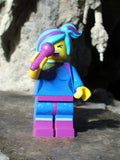 Lego Minifigure Lucy micro violet cheveux bleu et violet tenue bleue occasion