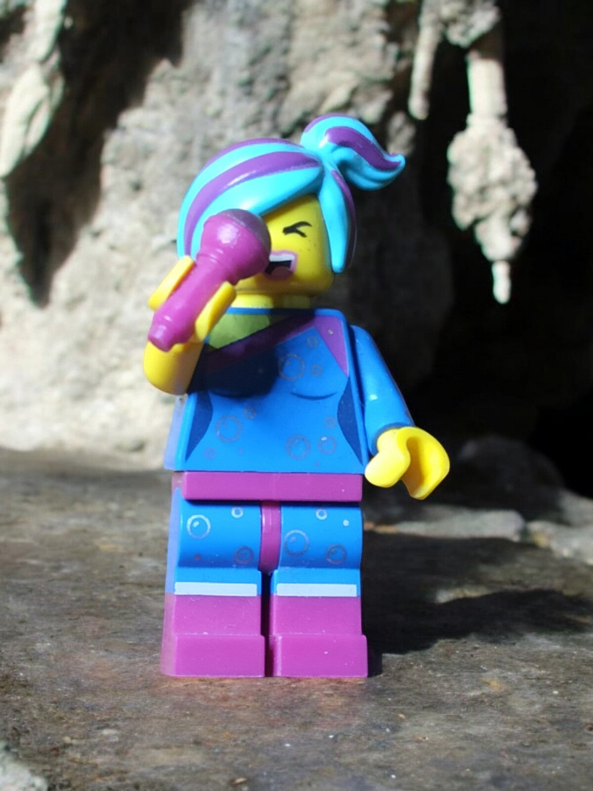 Lego Minifigure Lucy micro violet cheveux bleu et violet tenue bleue occasion