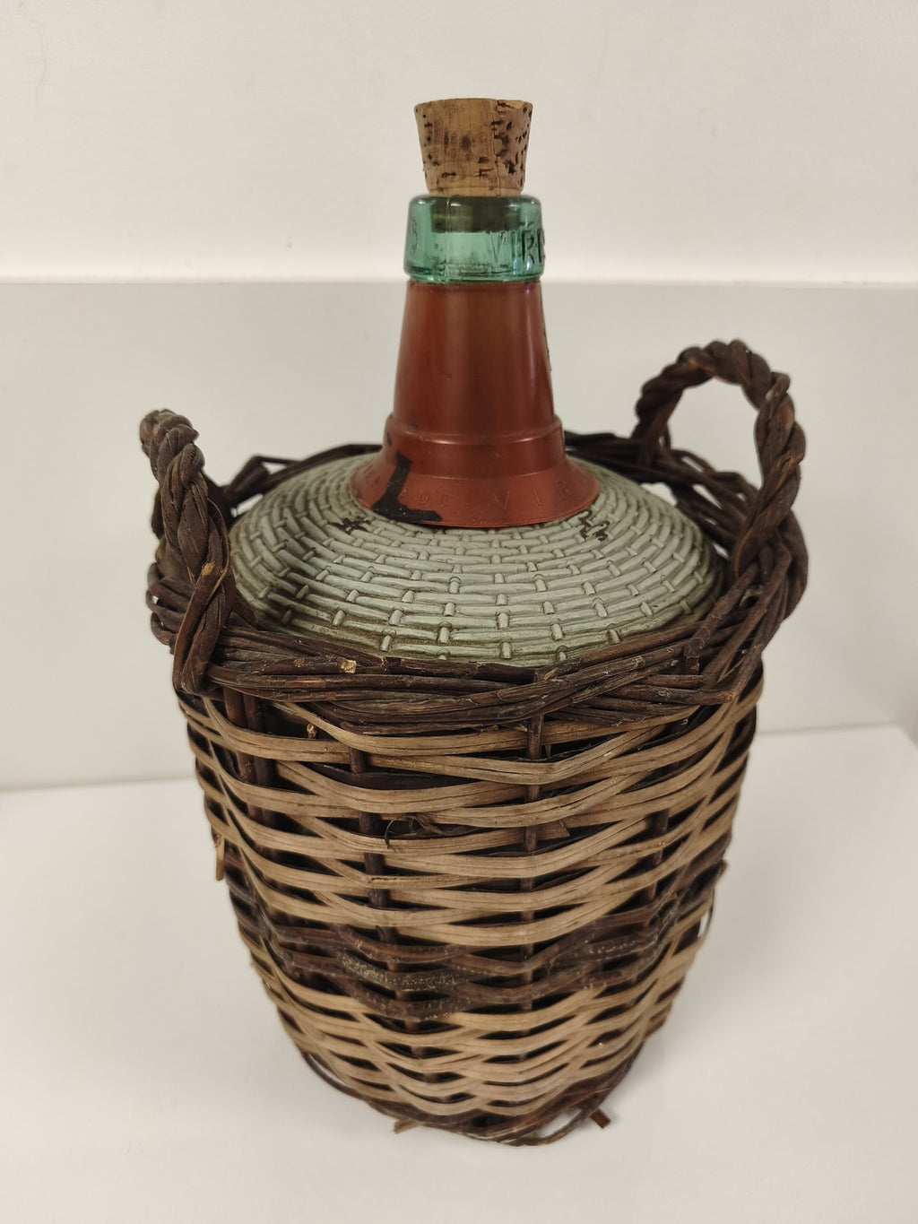 Ancienne dame-jeanne en verre vert avec panier osier, déco vintage rétro