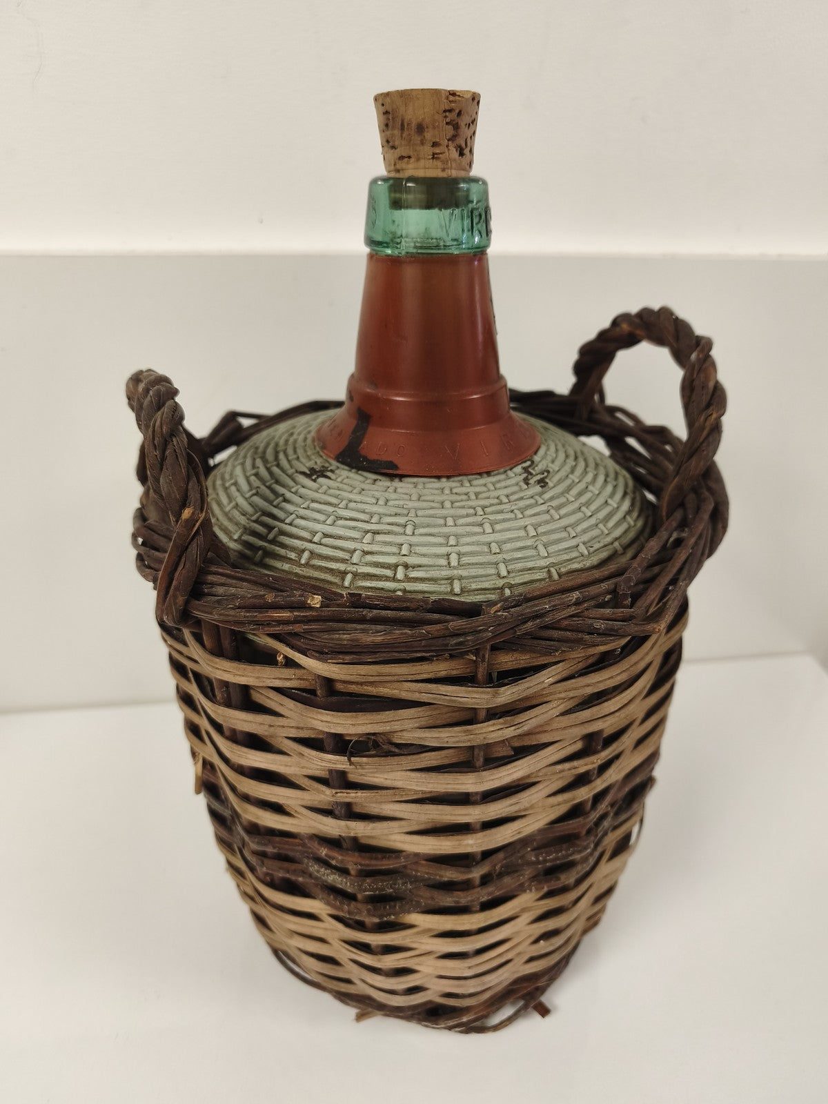Ancienne dame-jeanne en verre vert avec panier osier, déco vintage rétro