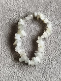 Bracelet pierres naturelles blanc, chips irréguliers, perles minérales