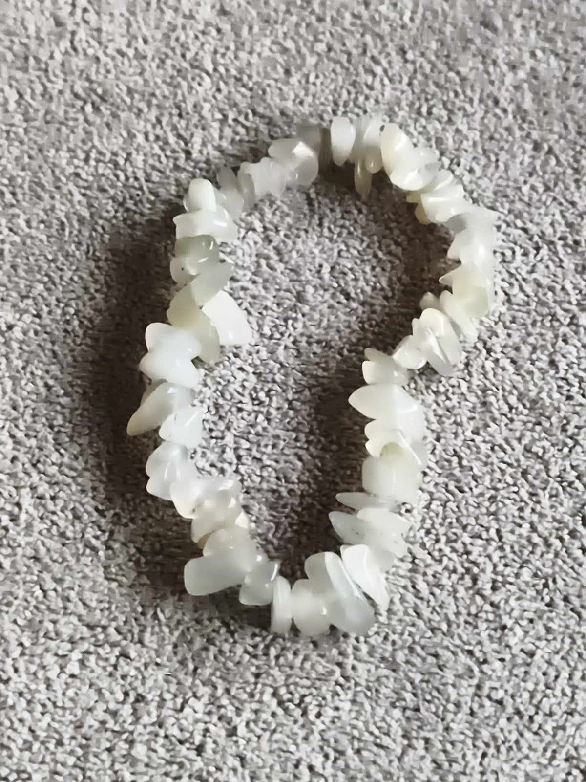 Bracelet pierres naturelles blanc, chips irréguliers, perles minérales