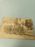 Carte postale ancienne CPA groupe militaires devant bâtiment vintage collection