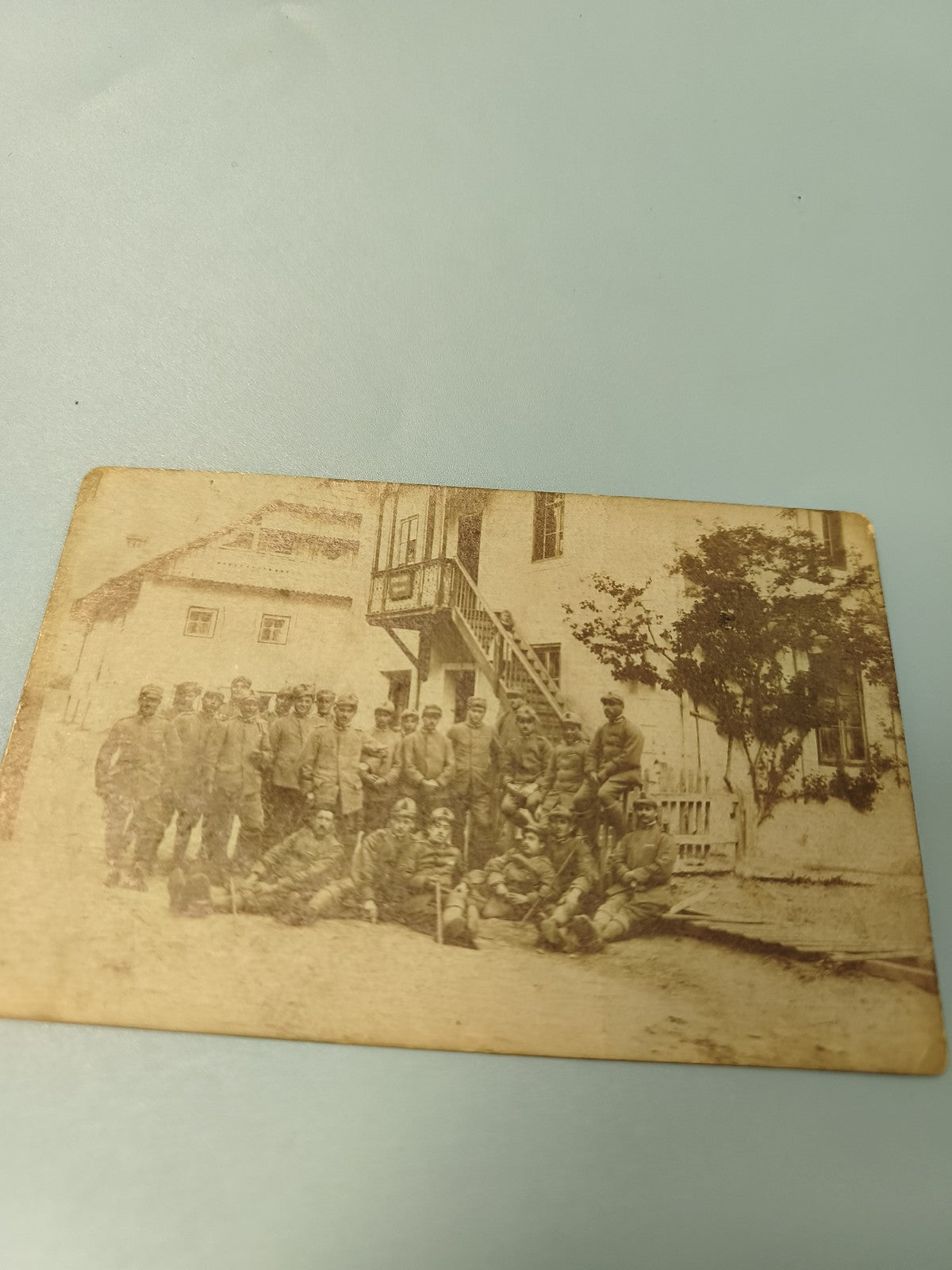 Carte postale ancienne CPA groupe militaires devant bâtiment vintage collection
