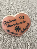 Pin's vintage Auchan Aubagne cœur rose Galerie Marchande 92 (Ref 10)