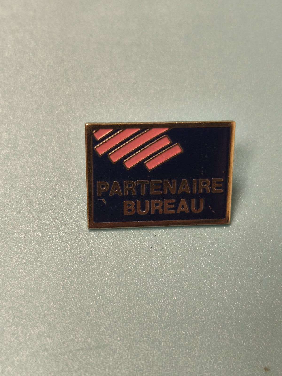 Vintage pin's Partenaire Bureau rectangulaire bleu et rouge collection (Ref 9)