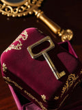 Petite clé ancienne vintage rectangulaire aspect métallique pour meuble ou porte