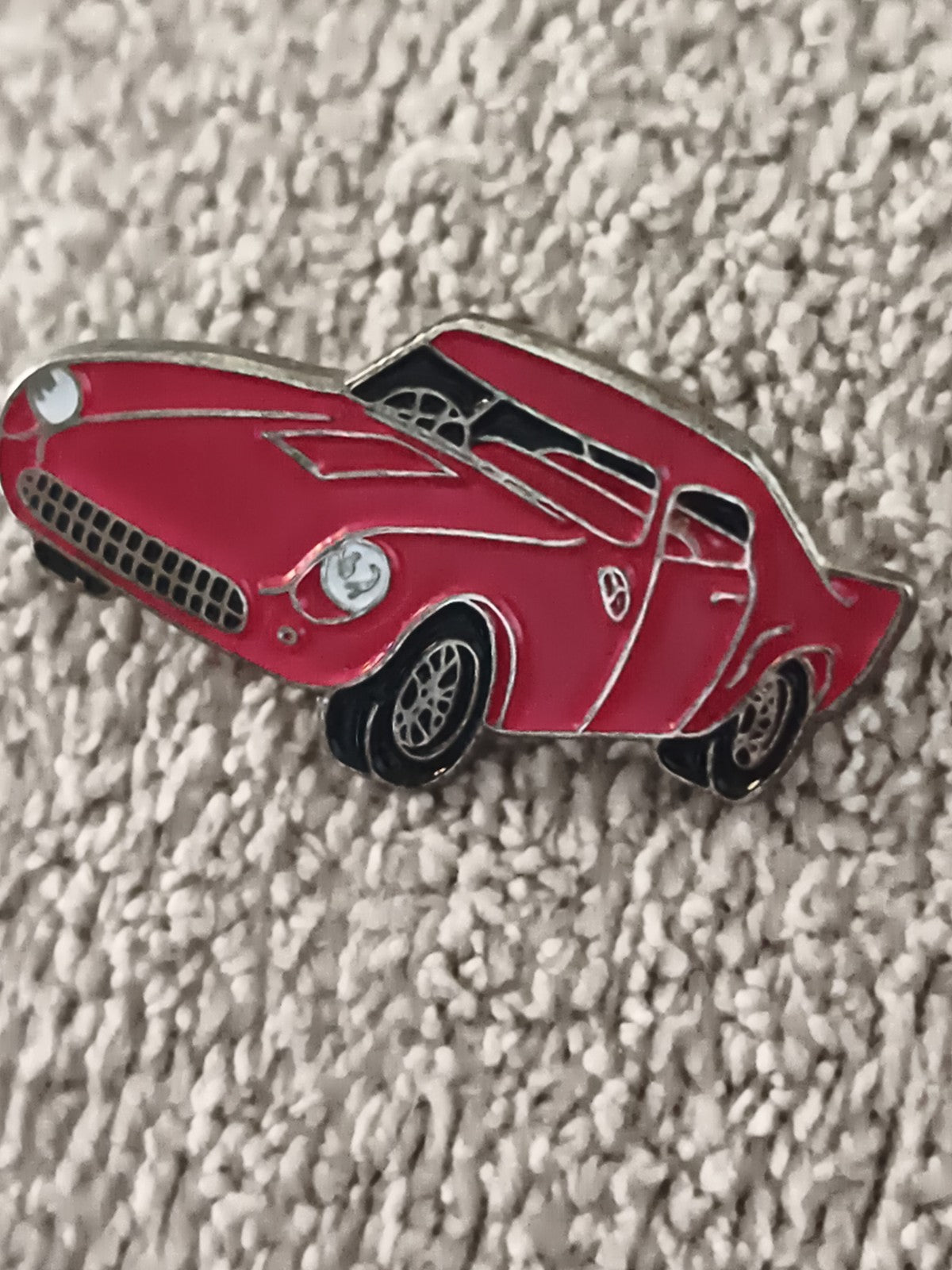 Pin's voiture vintage rouge, style sport rétro, émaillé – Auto ancienne (Ref 9)
