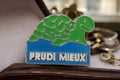 Pin's vintage Prudi Mieux tortue verte rétro, badge émaillé publicitaire