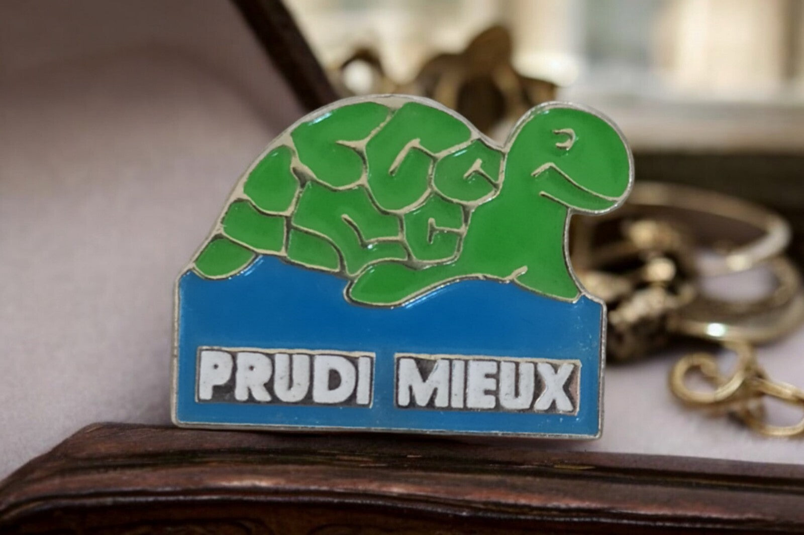 Pin's vintage Prudi Mieux tortue verte rétro, badge émaillé publicitaire