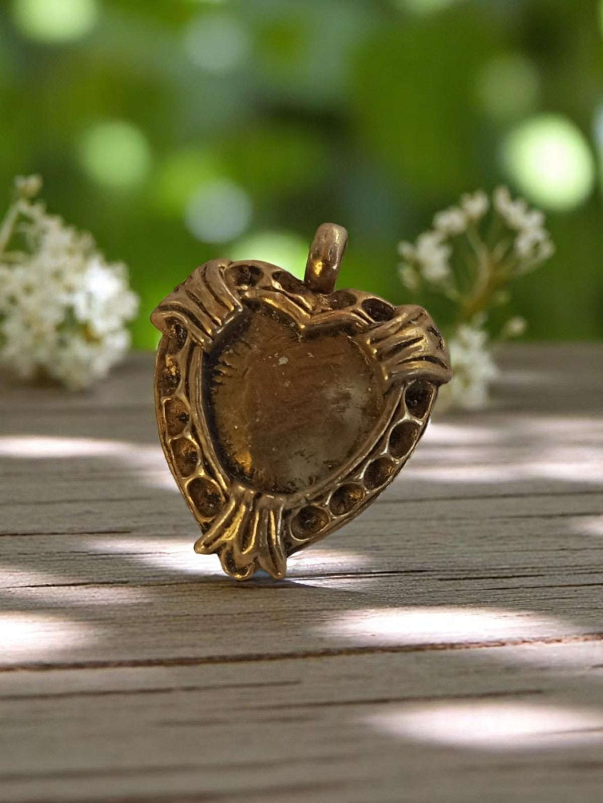 Pendentif cœur vintage métal doré années 50, bijou ancien rétro