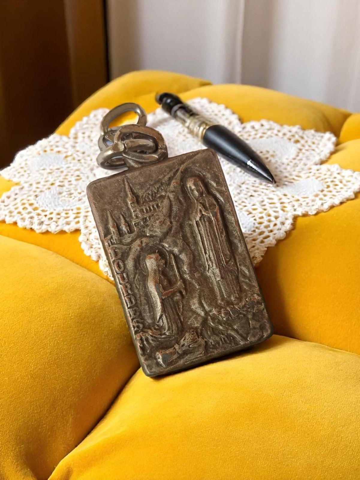 Médaille religieuse Lourdes vintage rectangulaire métal relief ancien