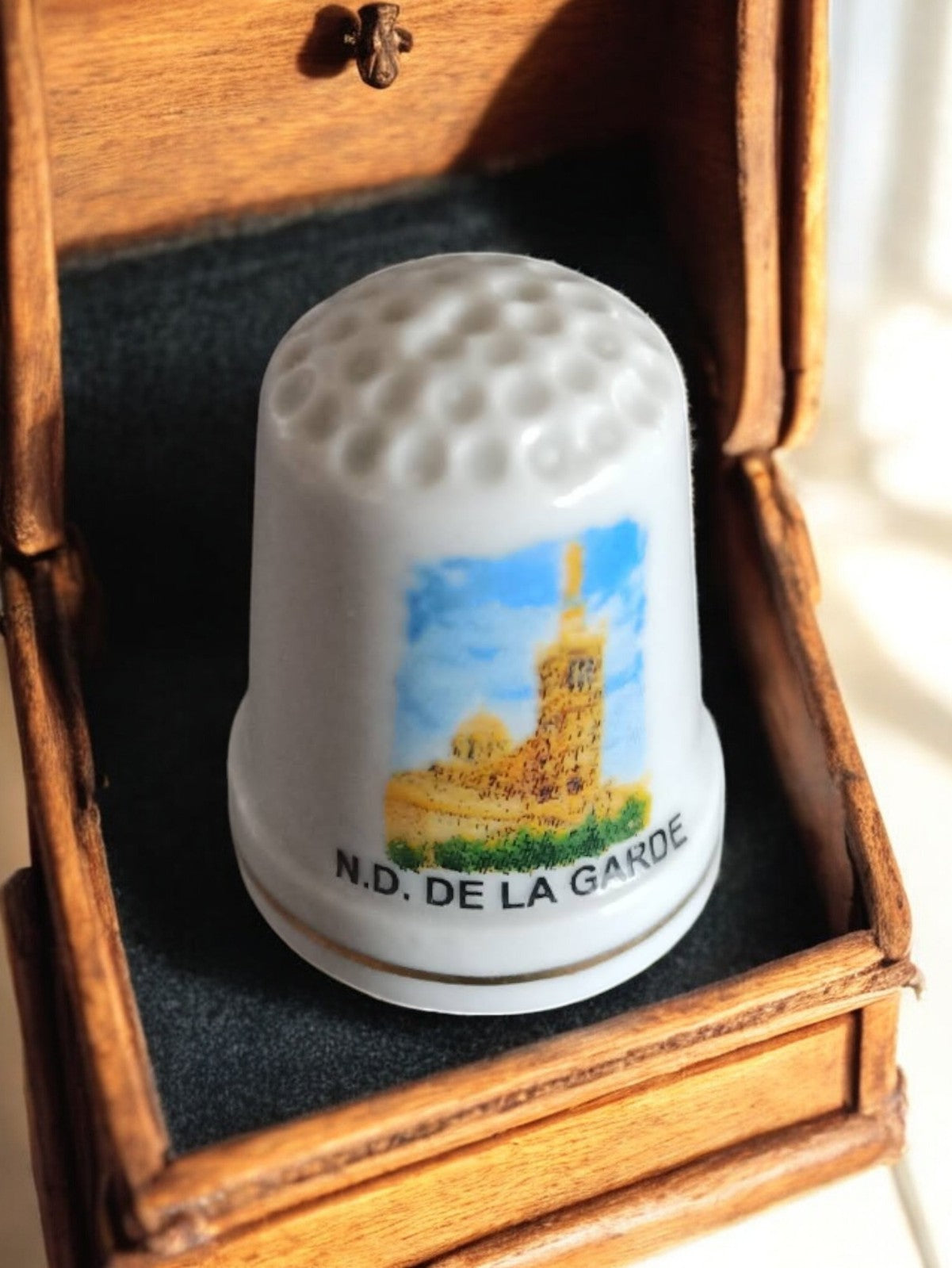 Dé à coudre ancien porcelaine N.D. de la Garde vintage – souvenir couture rare