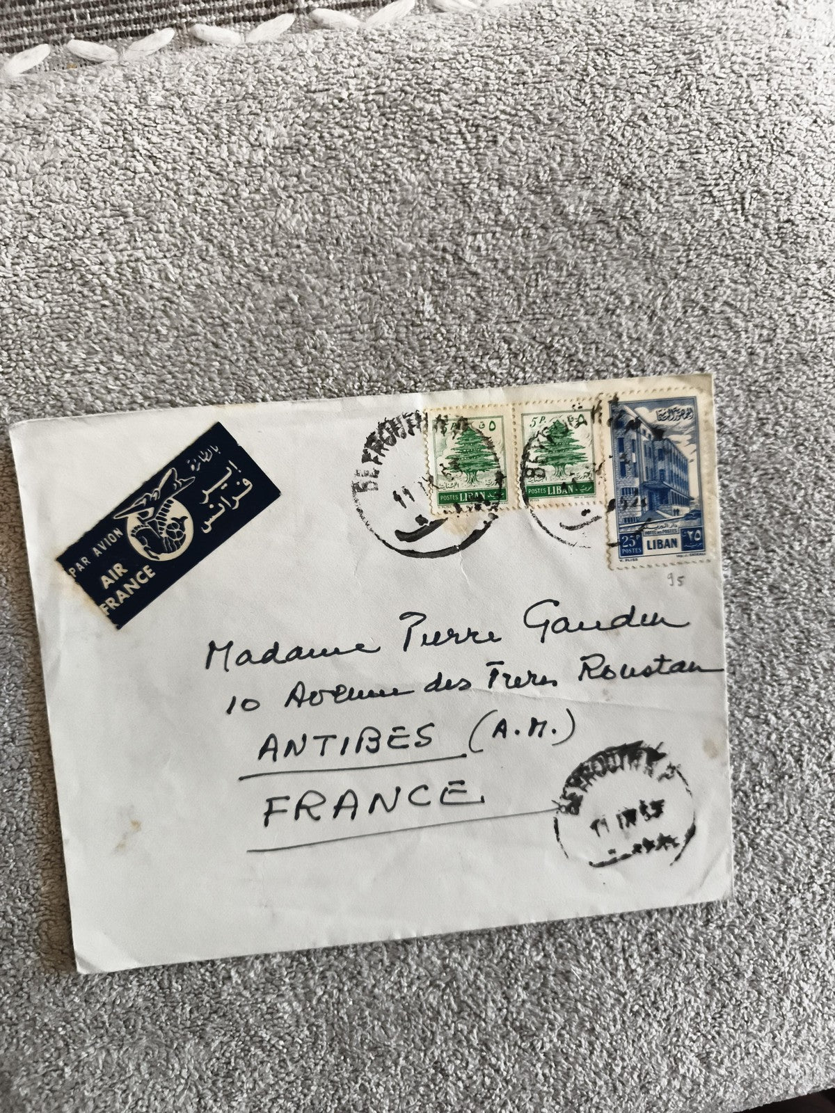 Lettre affranchie Liban timbres cèdre bâtiment Air France philatélie France