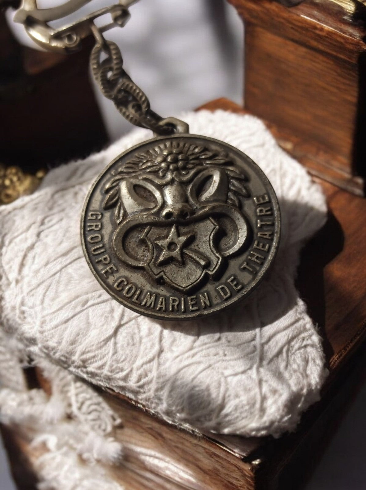 Porte-clés vintage Groupe Colmarien de Théâtre médaillon blason relief rétro