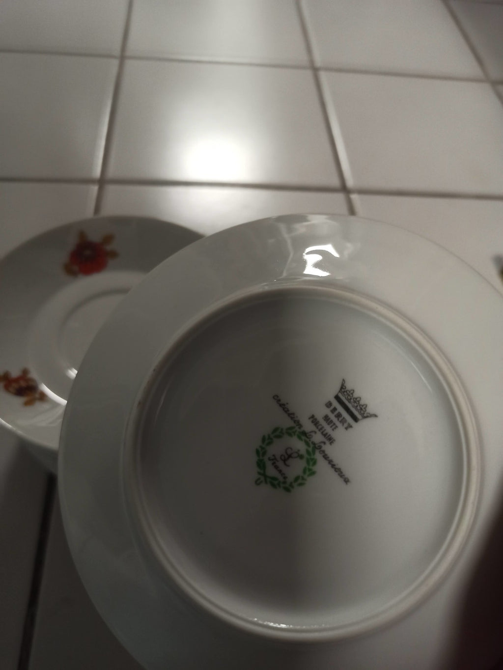Lot d?assiettes anciennes Berry en porcelaine vintage, collection rétro déco