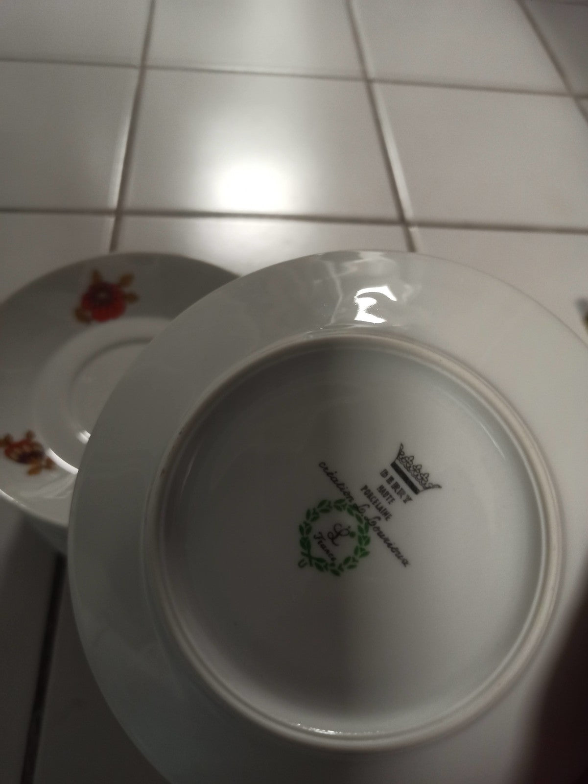 Lot d?assiettes anciennes Berry en porcelaine vintage, collection rétro déco