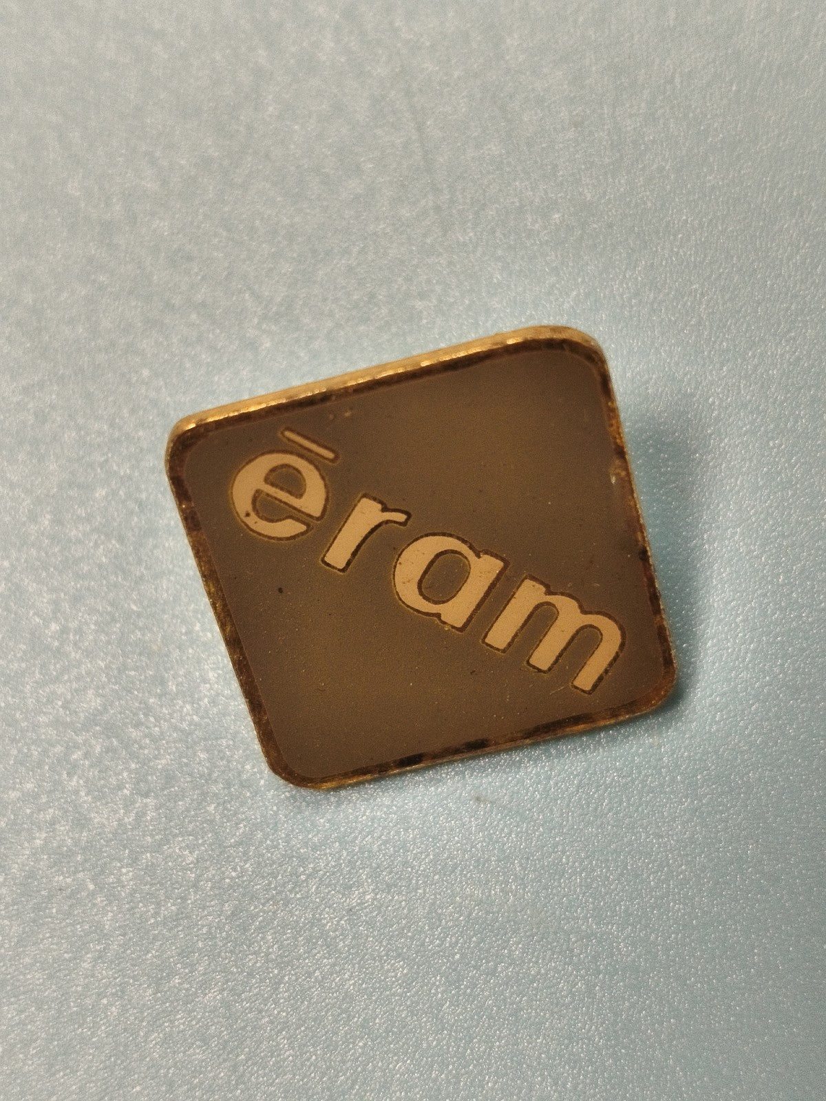 Vintage pin's carré Éram ancien logo doré collection publicitaire (Ref 9)