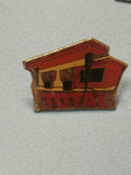 Vintage pin's TOTAL station essence rouge jaune, collection automobilia (Ref 3)