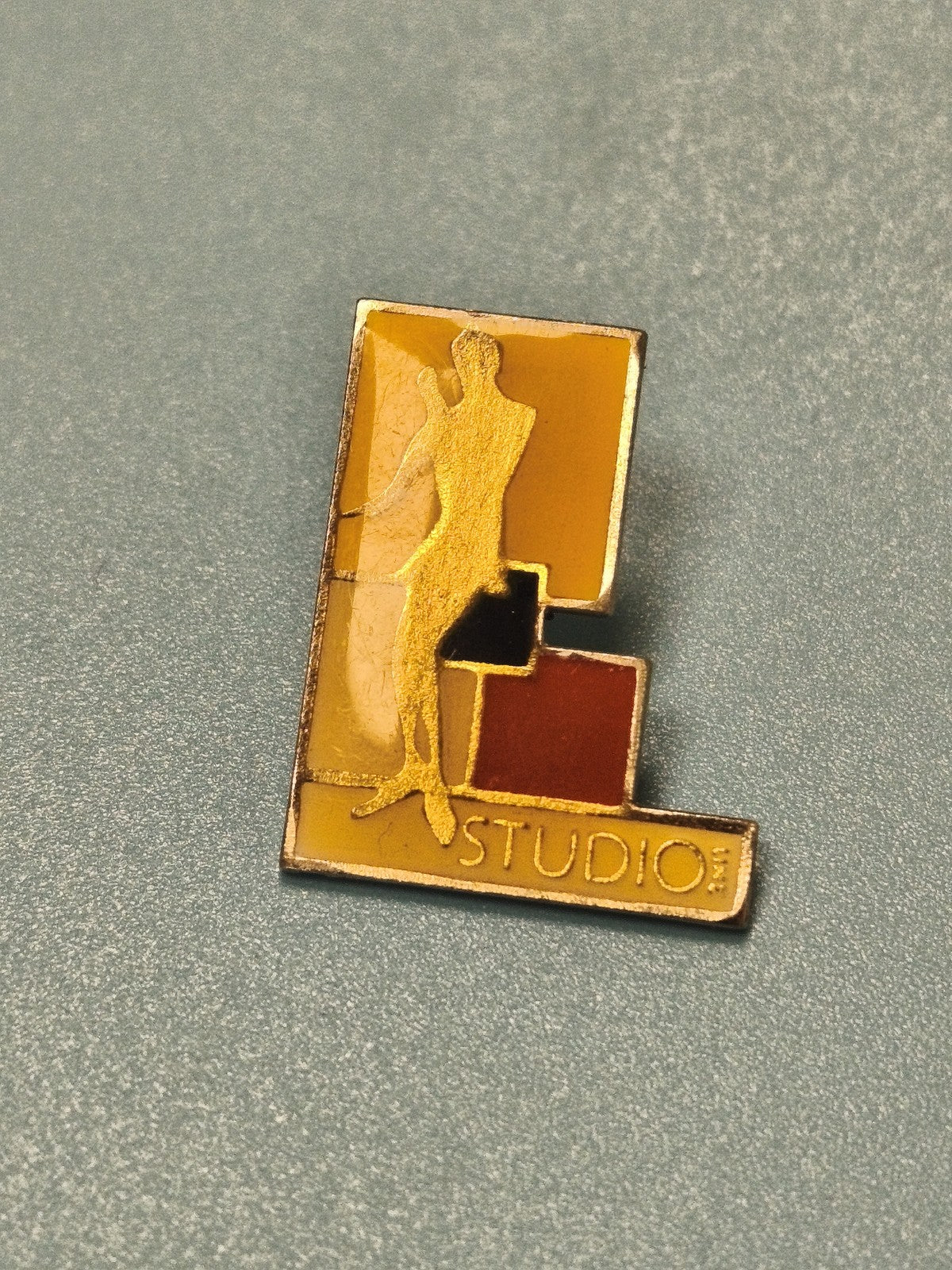 Vintage pin's Studio silhouette dorée émaillée style années 80 (Ref 16)