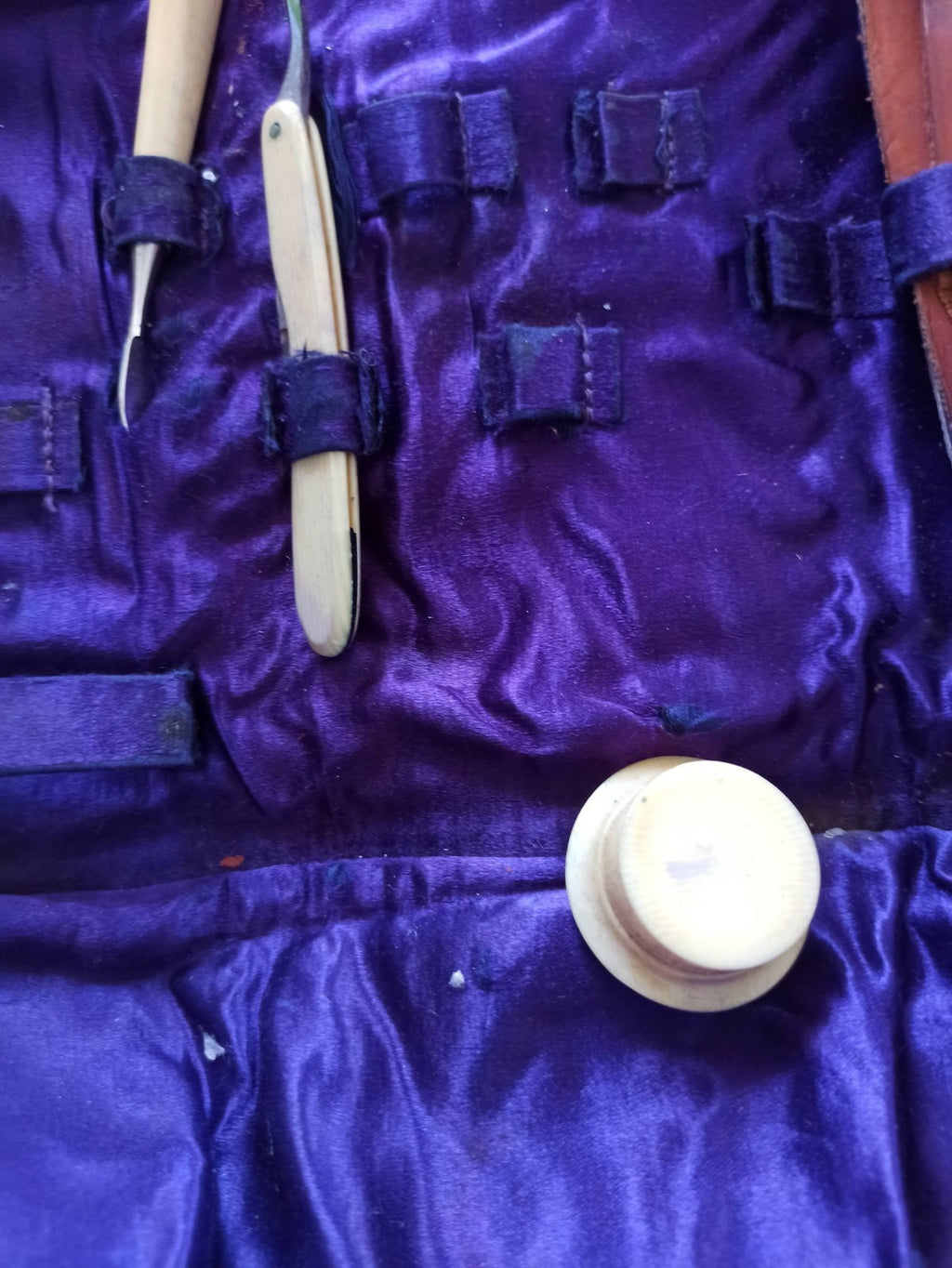 Trousse manucure ancienne cuir violet, outils manche os, kit vintage