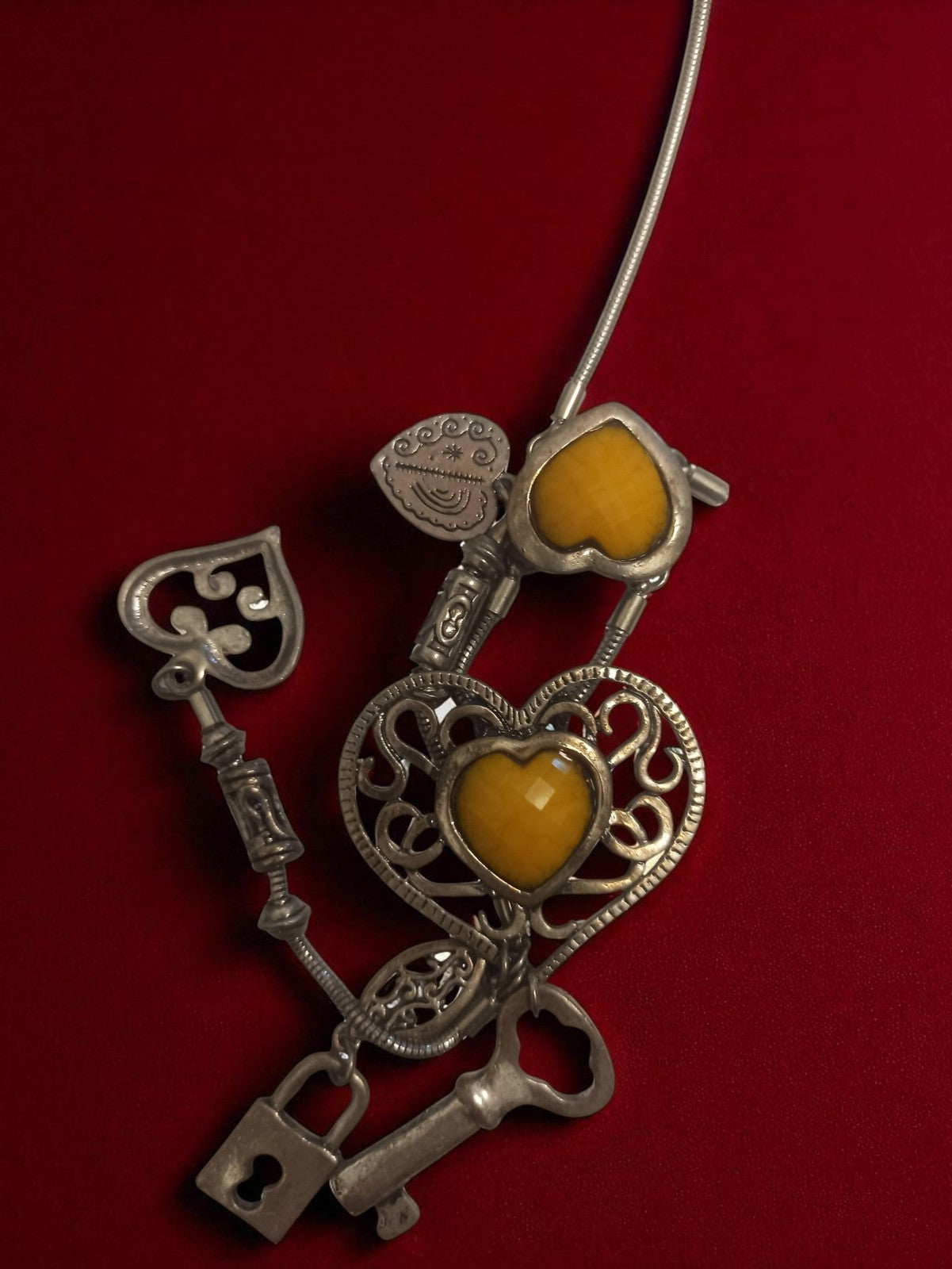 Collier vintage pendentif cœur clé rétro fantaisie ancien bijou élégant jaune