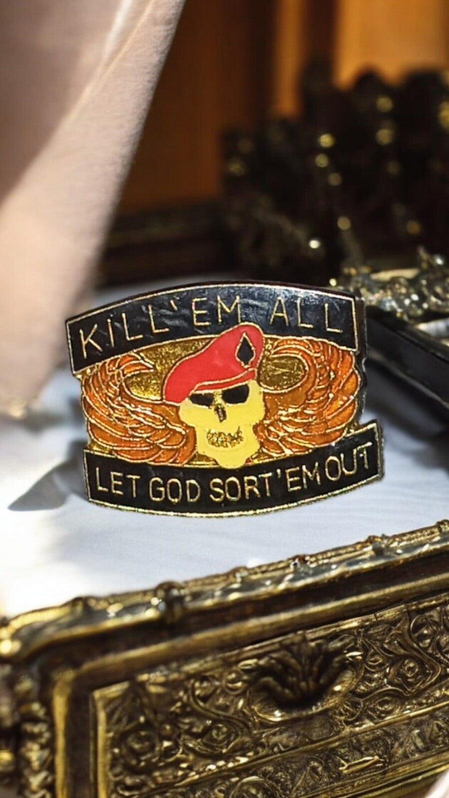 Pin's militaire béret rouge américain, insigne crâne ailé, Kill'em All