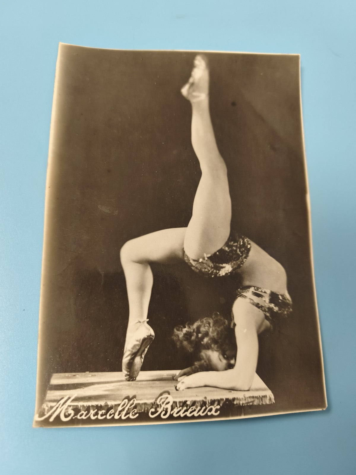Ancienne photo artistique Marcelle Brieux, contorsionniste, noir et blanc vintag