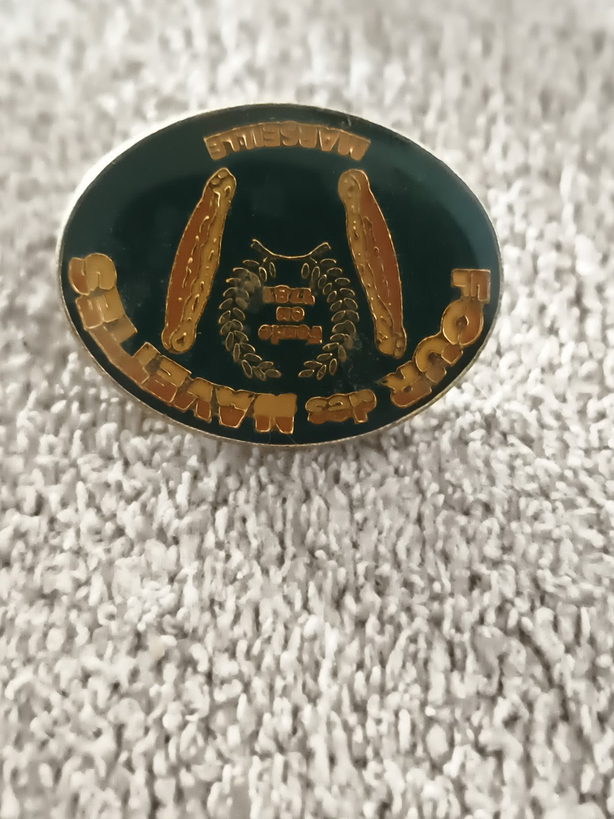 Pin's vintage Four des Navettes Marseille émaillé ovale, biscuit doré (Ref 5)