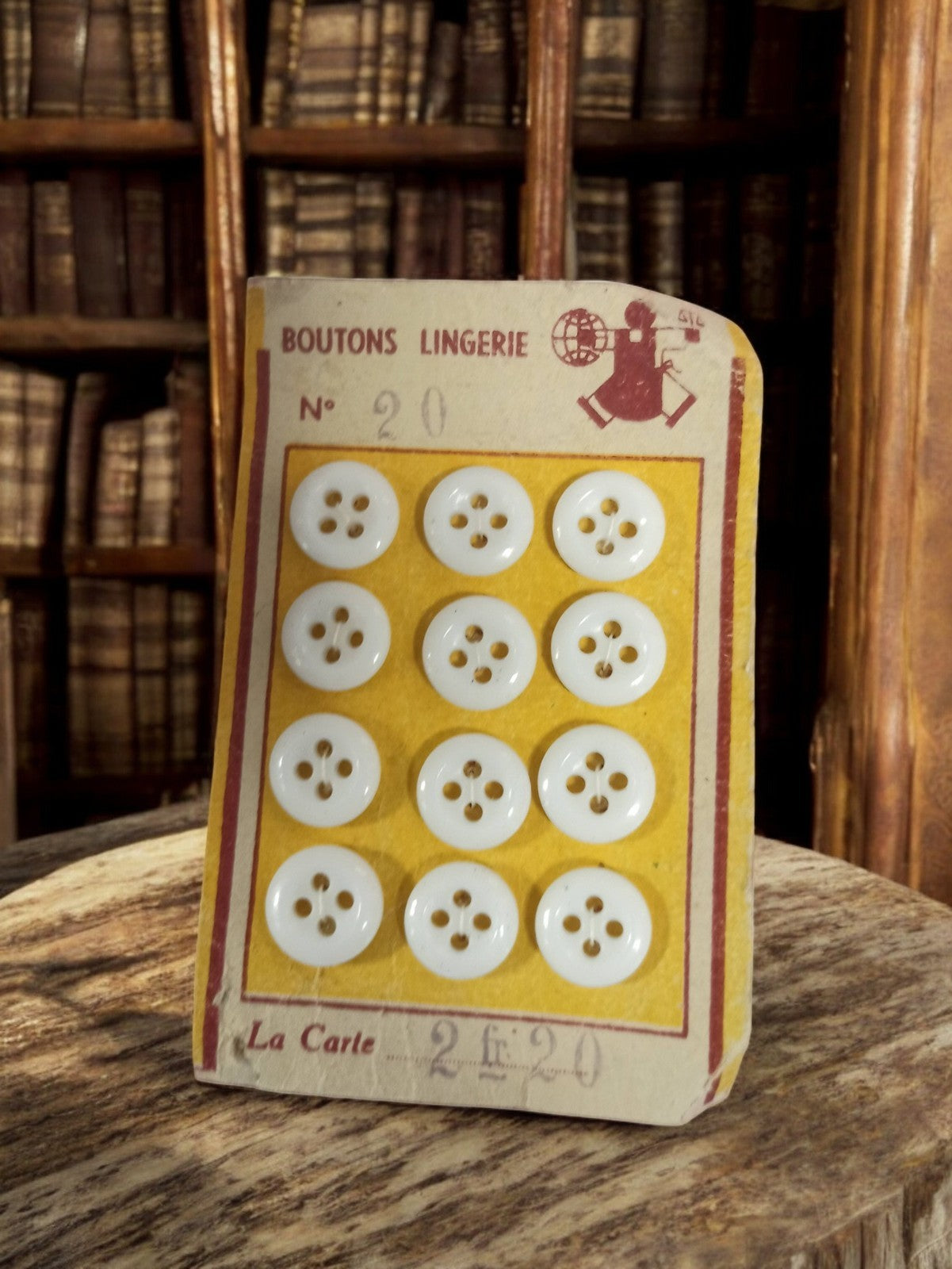 Carte boutons lingerie anciens France, lot vintage couture rétro blanc