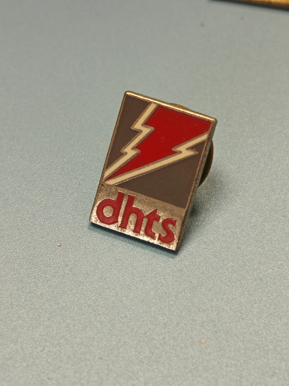 Vintage pin's dhts éclair rouge émaillé, badge ancien collection (Ref 1)