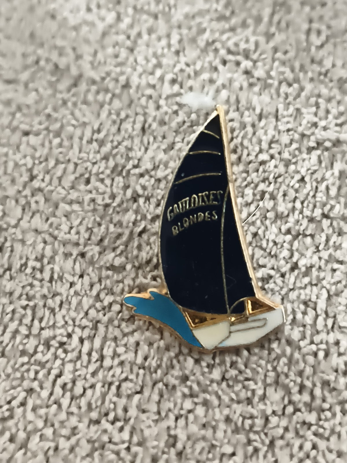 Pin's vintage Gauloises Blondes voilier émaillé bleu marine publicité (Ref 6)