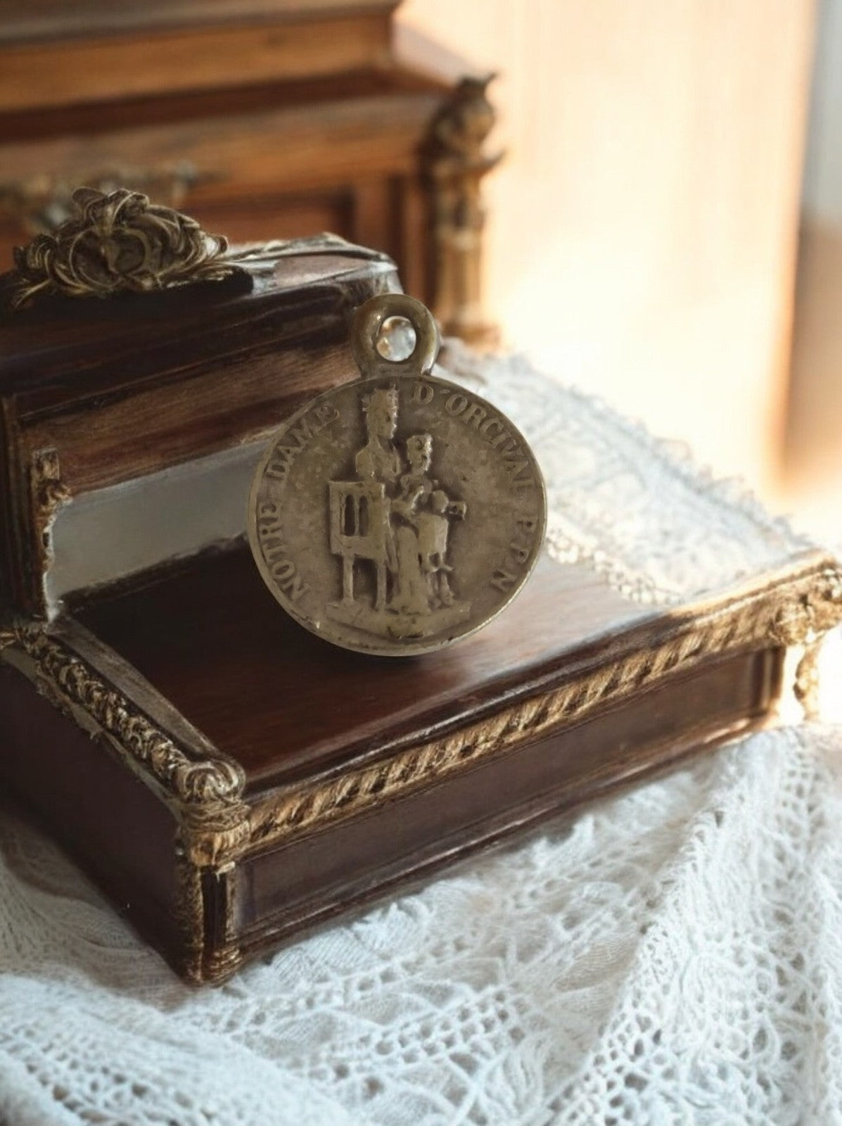 Pendentif médaille religieuse Notre-Dame d'Orcival finition dorée catholique