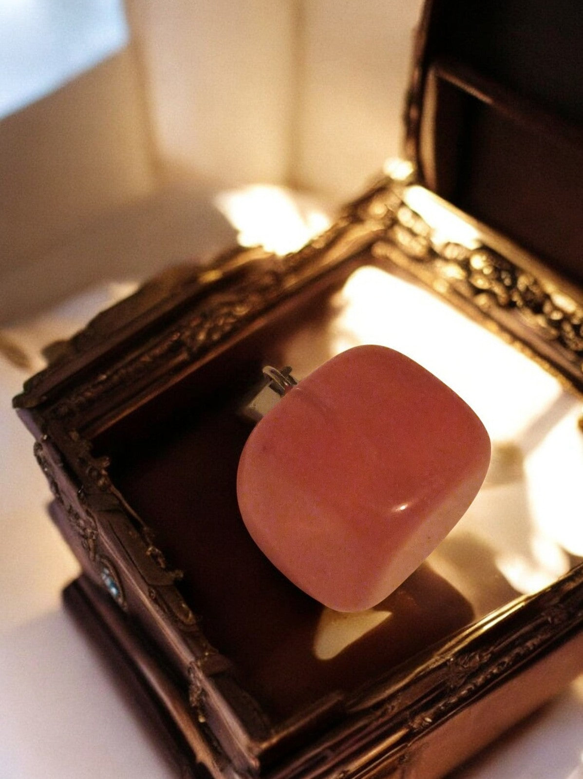 Pendentif cube rose pierre naturelle Mystère design contemporain, bijou fantaisi
