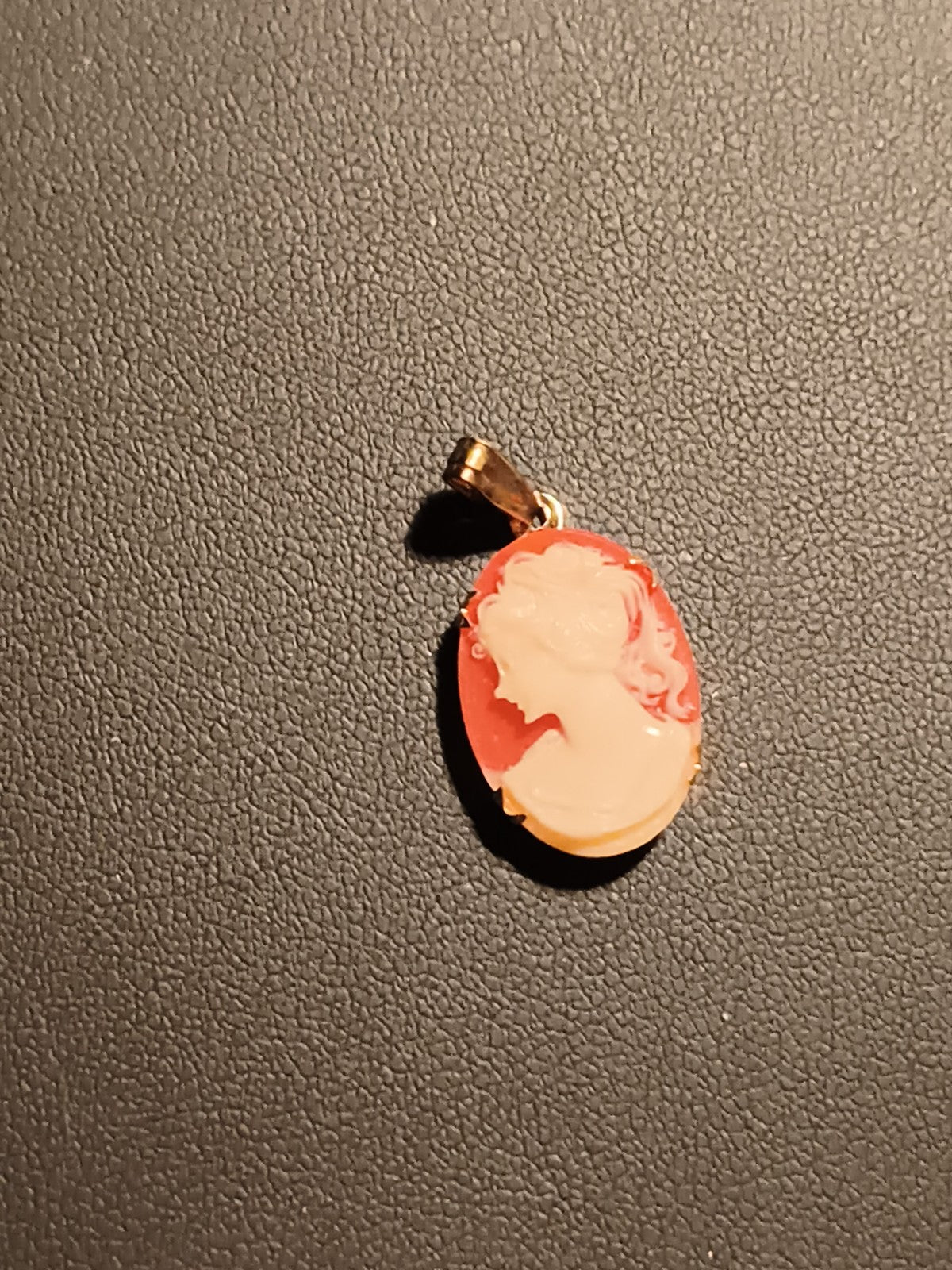 Pendentif camée vintage profil femme, monture dorée, bijou fantaisie rétro