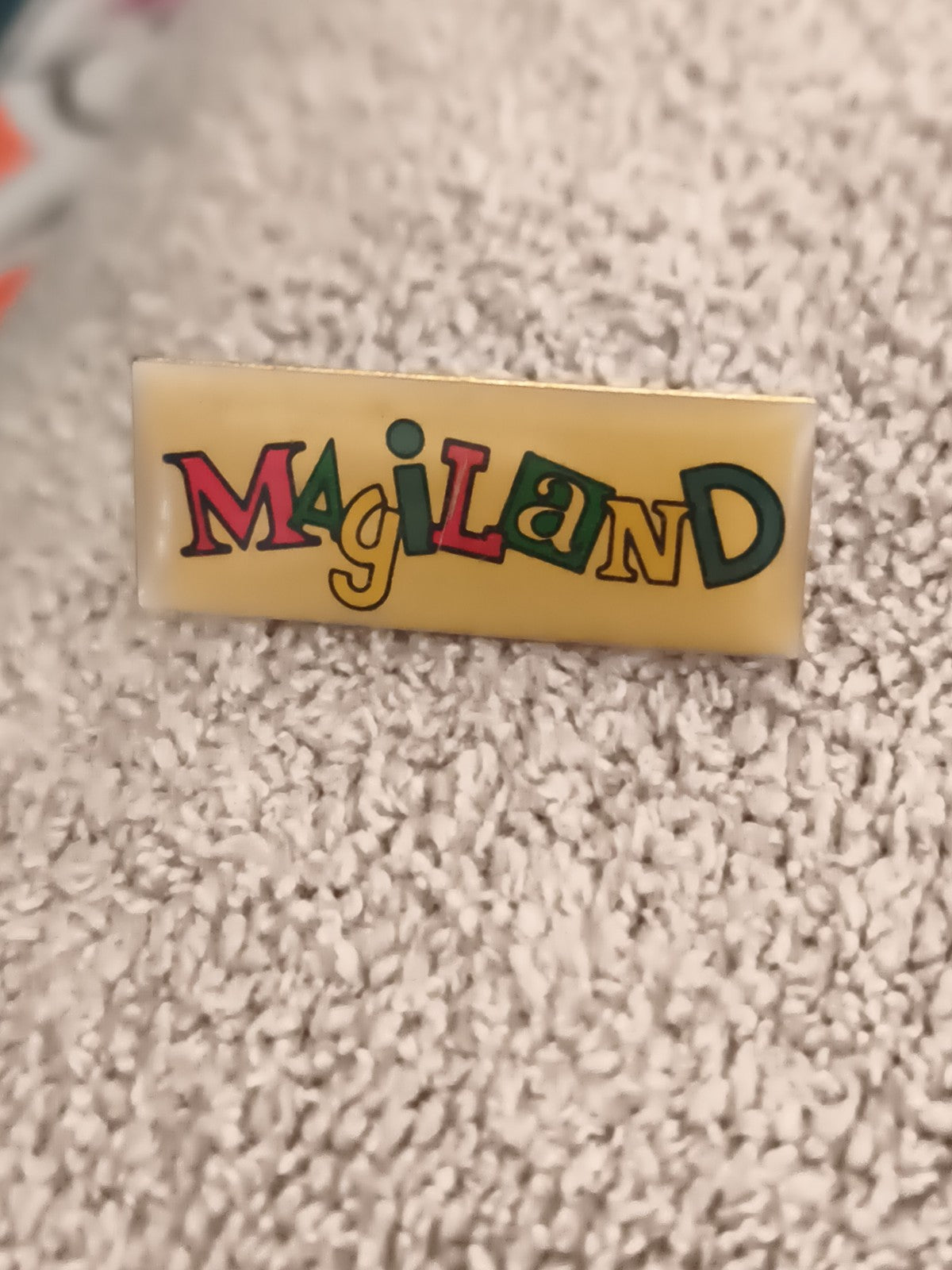 Pin's vintage MAGILAND rectangulaire couleurs pop badge rétro (Ref 5)