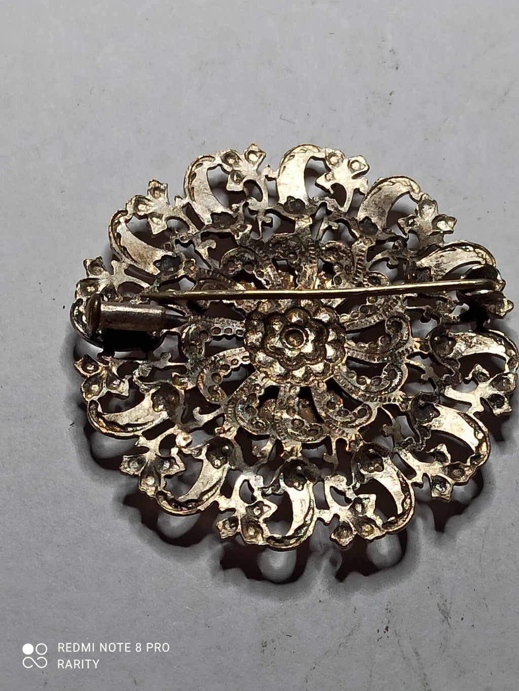 Broche ancienne Avignon métal argenté blason couronne style XIXe déco