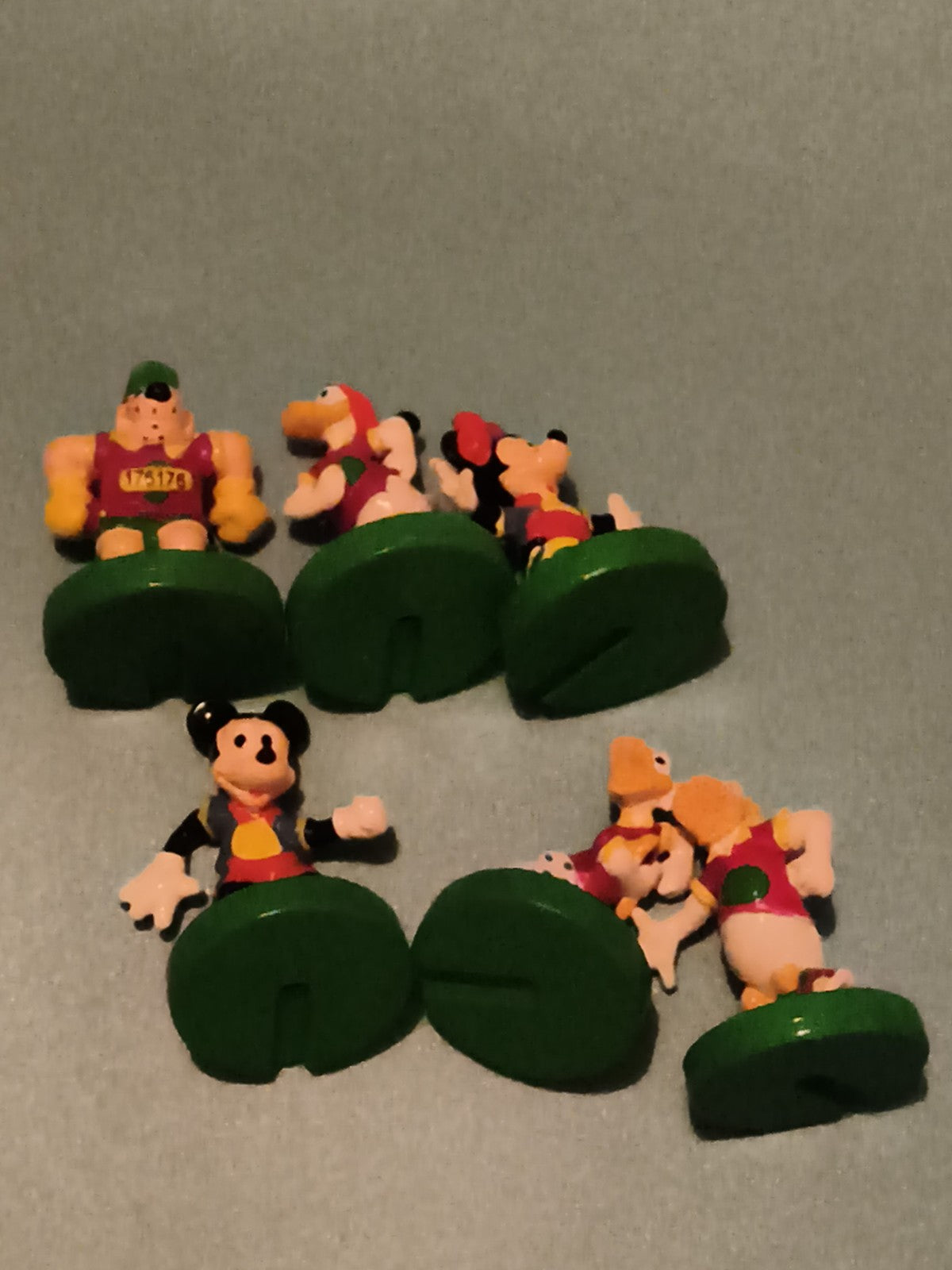 Figurines Disney personnages Mickey Goofy Pluto Daisy sur socle vert set déco
