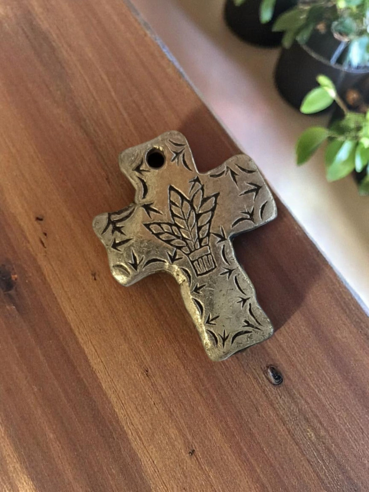 Pendentif croix vintage métal gravé années 50, bijou ancien religieux