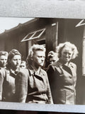 CPA photo femmes uniformes vestes boutons époque 1940s noir et blanc