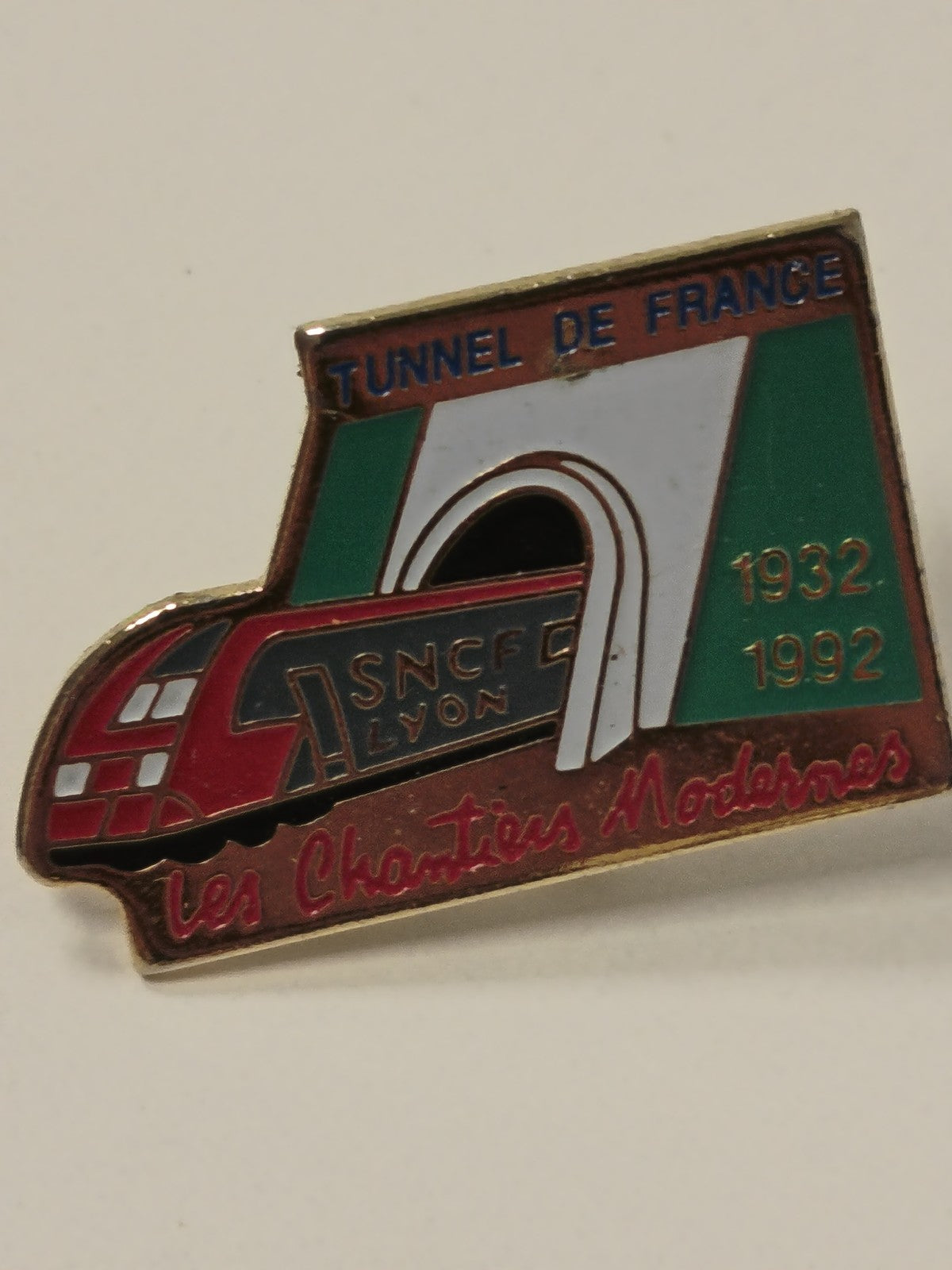 Pin's ancien rétro Tunnel de France ? badge vintage collection années 80-90