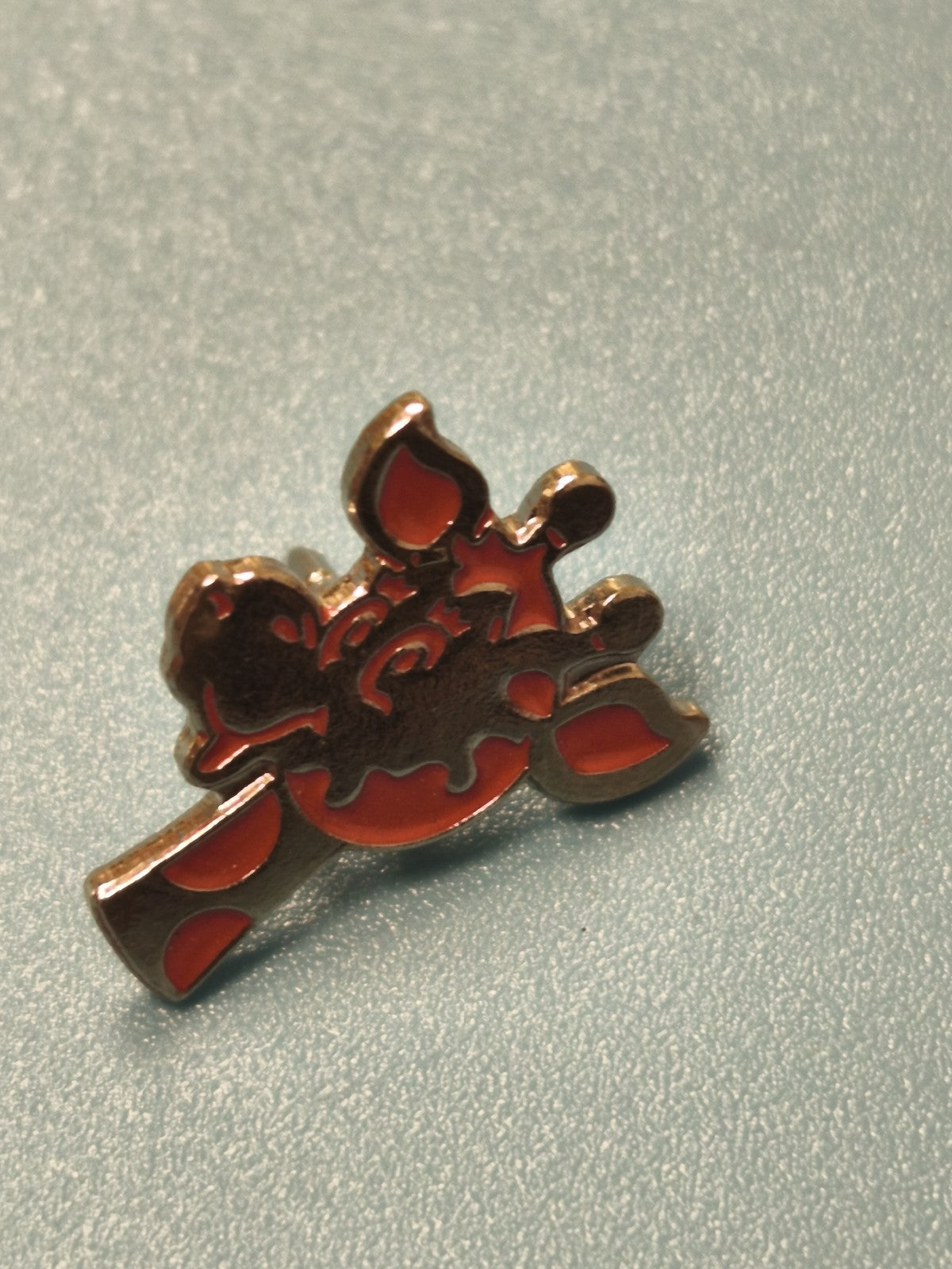 Pin's vintage girafe émaillé rouge, collection rétro animalier, occasion