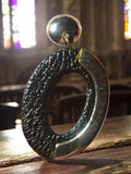 Boucle d’oreille vintage années 70 noire et dorée, design ovale texturé unique