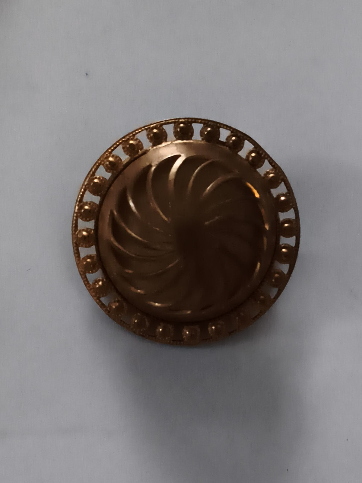 Broche vintage ronde finition dorée relief spiralé rétro pin bijou ancien