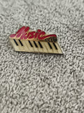Pin's vintage Music Club piano émaillé, lettrage rouge, badge ancien (Ref 8)