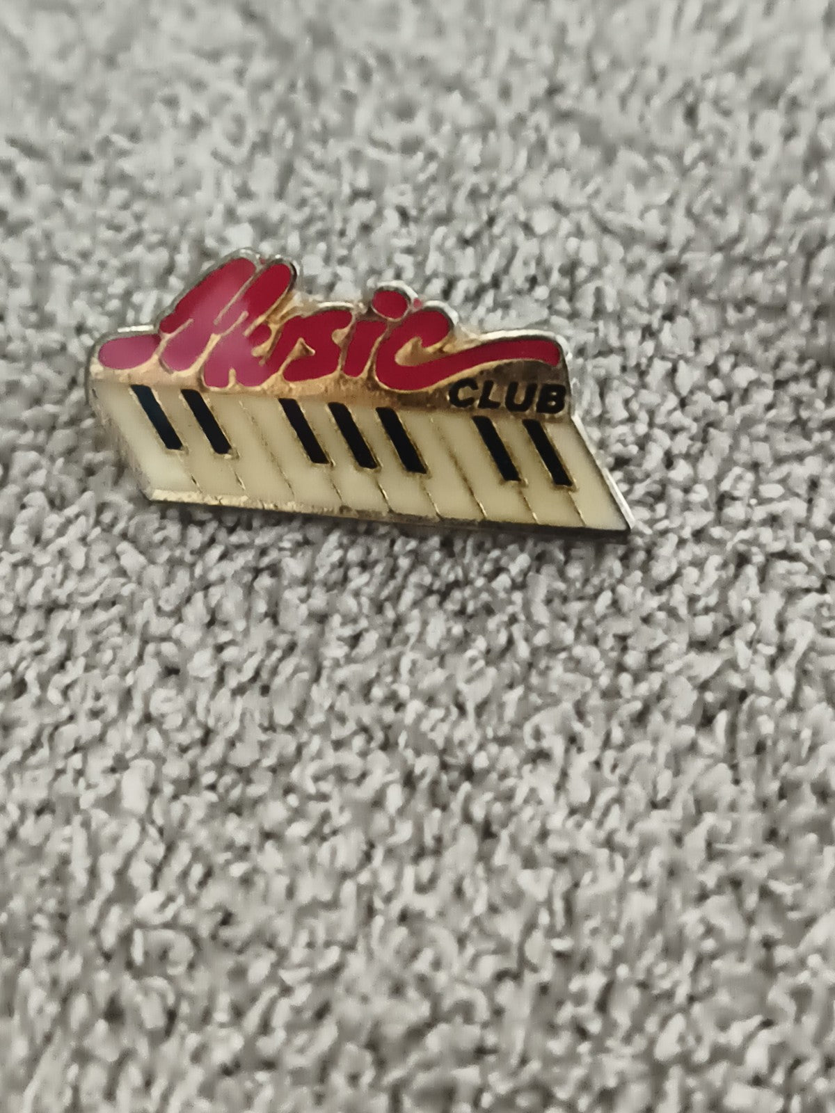 Pin's vintage Music Club piano émaillé, lettrage rouge, badge ancien (Ref 8)