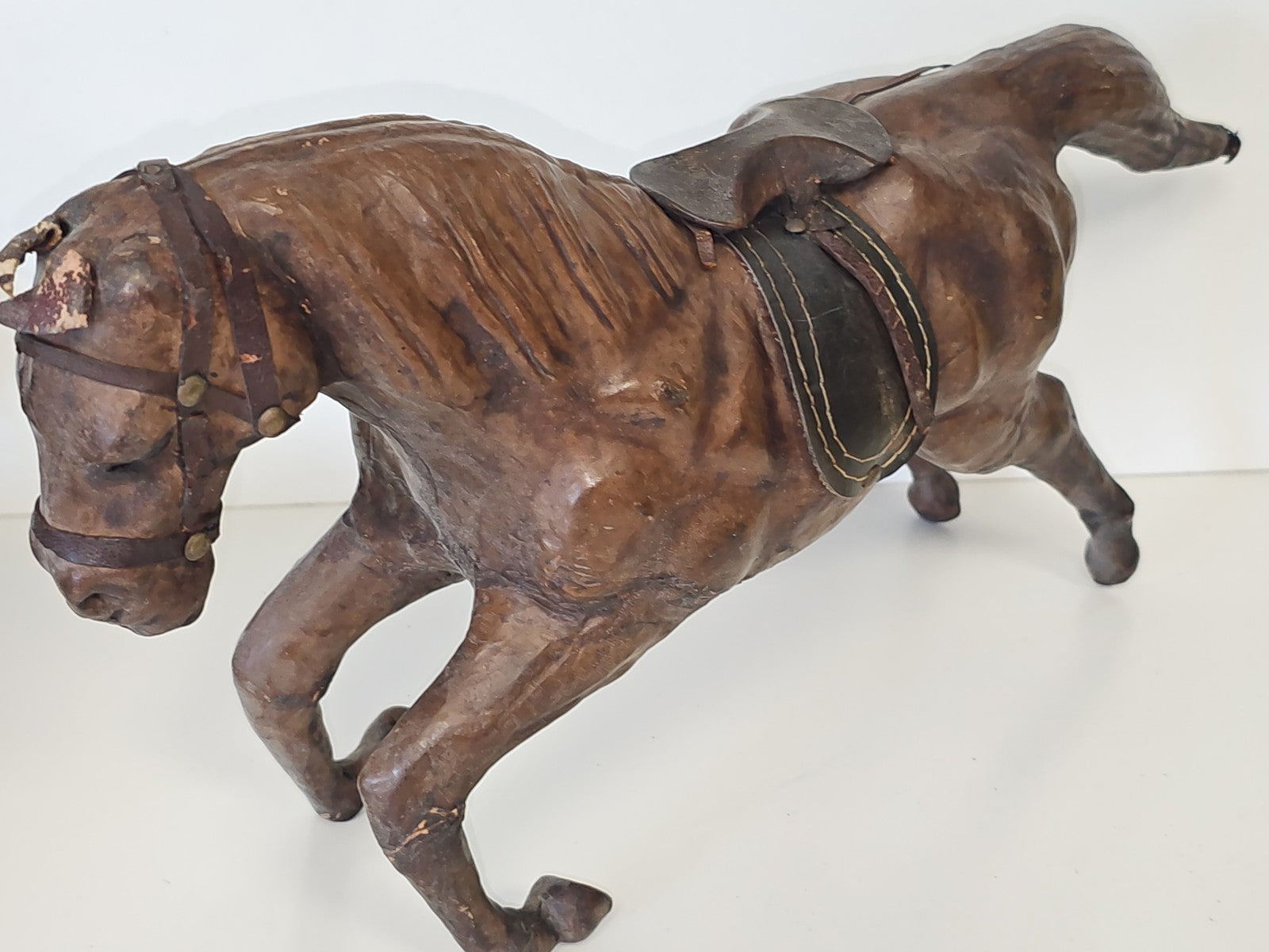 Figurine cheval ancien en cuir vintage années 70 déco rétro collection équestre