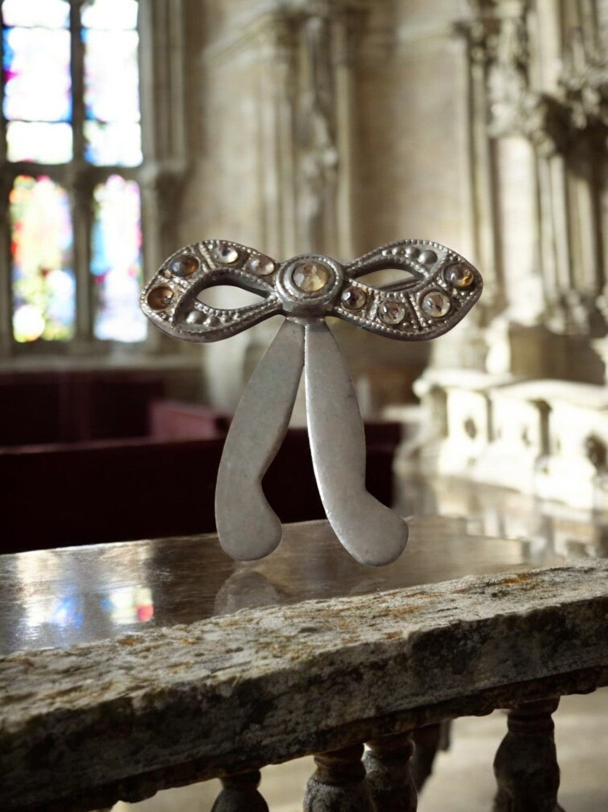Broche vintage nœud stylisé strass, bijou fantaisie rétro attache